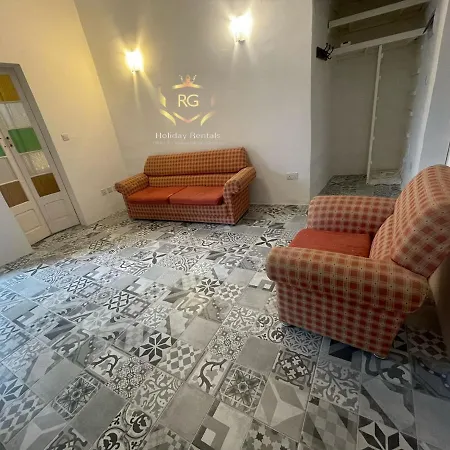 Dgl1032 - Townhouse In The Quaint Village Of Dingli, Modernly Refurbished
