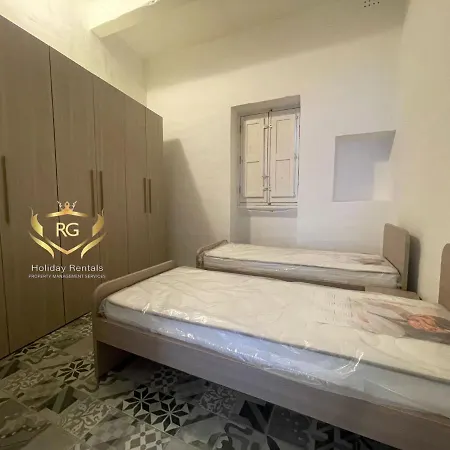 Dgl1032 - Townhouse In The Quaint Village Of Dingli, Modernly Refurbished Hébergement de vacances