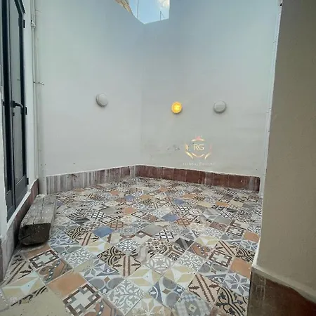 Dgl1032 - Townhouse In The Quaint Village Of Dingli, Modernly Refurbished Dingli